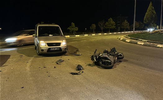 Ticari otomobilin çaptığı motosikletli ölümden döndü!
