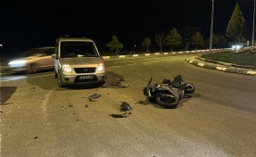 Ticari otomobilin çaptığı motosikletli ölümden döndü!