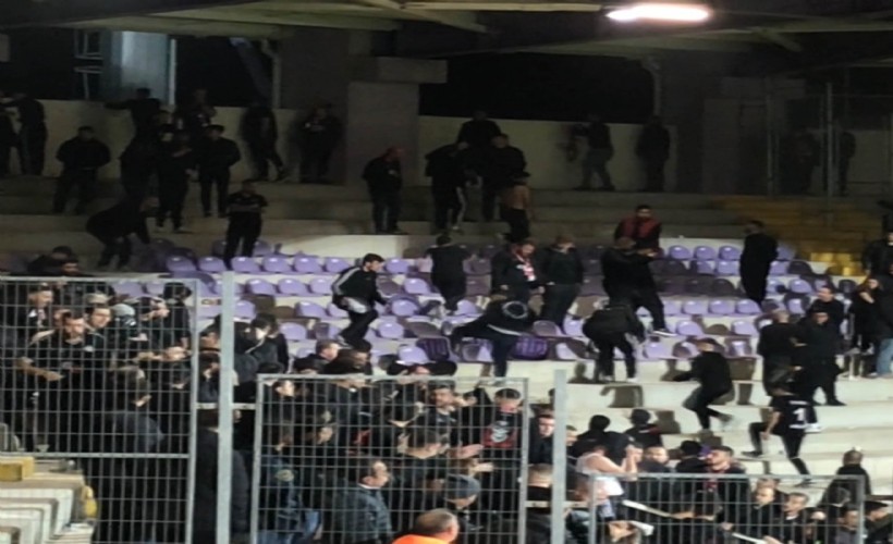 Tribün savaş alanına döndü: Taraftarlar birbirlerine koltuk fırlattı!