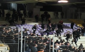 Tribün savaş alanına döndü: Taraftarlar birbirlerine koltuk fırlattı!