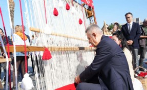 Türk bayrağı için ilk ilmek Vali Süleyman Elban'dan