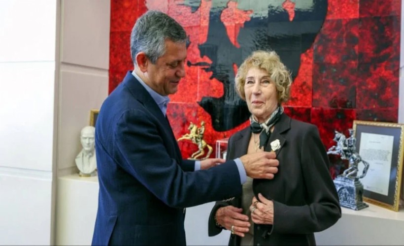 Türk edebiyatının duayen ismi Ayşe Kulin, CHP'ye üye oldu
