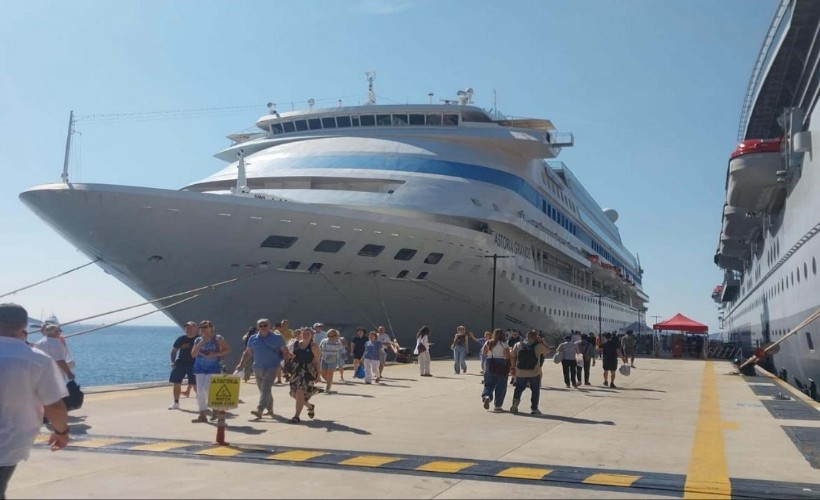 Ünlü turistik ilçeye 2 kruvaziyerle ziyaretçi akını