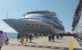 Ünlü turistik ilçeye 2 kruvaziyerle ziyaretçi akını