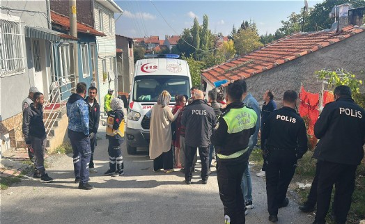 Yangında mahsur kalan anne ve 3 çocuğu kurtarıldı