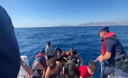 Yunan'ın ölüme ittiği 5'i çocuk 22 kaçak kurtarıldı!