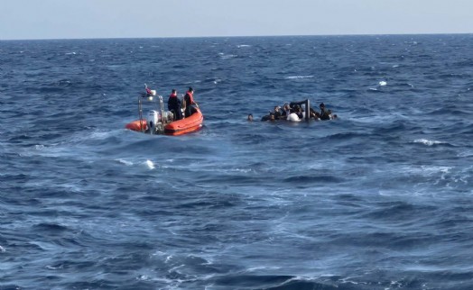 Yunanistan'ın ölüme ittiği 29 kaçak kurtarıldı
