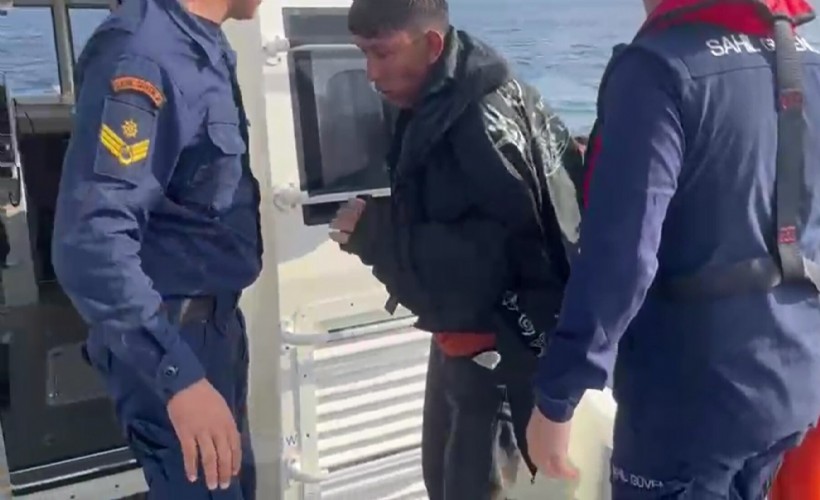 Yunanistan’a geçerken bottan düştü, 12 saat yüzerek hayatta kaldı