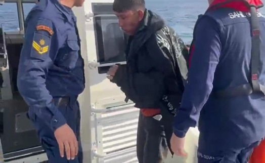 Yunanistan’a geçerken bottan düştü, 12 saat yüzerek hayatta kaldı