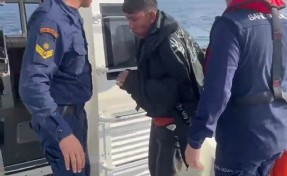 Yunanistan’a geçerken bottan düştü, 12 saat yüzerek hayatta kaldı