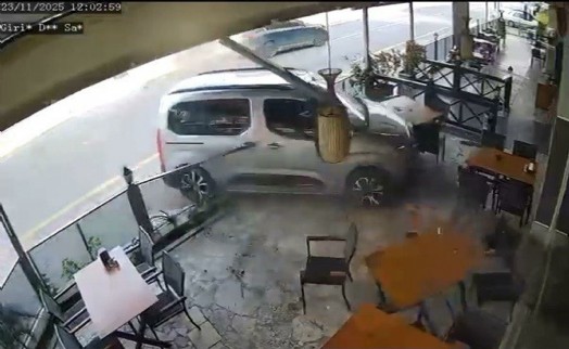 15 yaşındaki sürücü, otomobille restorana daldı; o anlar kamerada