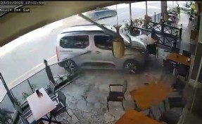 15 yaşındaki sürücü, otomobille restorana daldı; o anlar kamerada