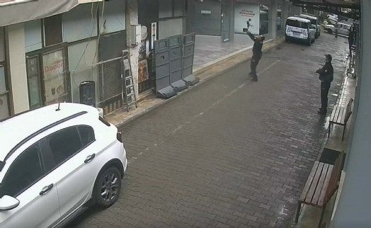 2'nci kattan düşen kediyi polis kurtardı; o anlar kamerada