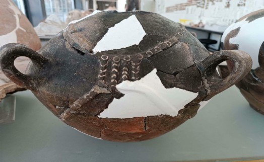 5 bin yıllık kaplarda kadının önemini gösteren gerdanlık detayı