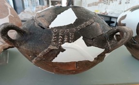 5 bin yıllık kaplarda kadının önemini gösteren gerdanlık detayı