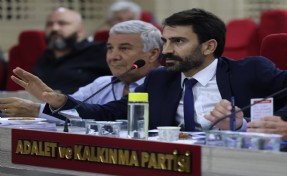 AK Partili Kişili’den Tugay’a sert çıkış; Şekli bırak hizmet belediyeciliği yap!