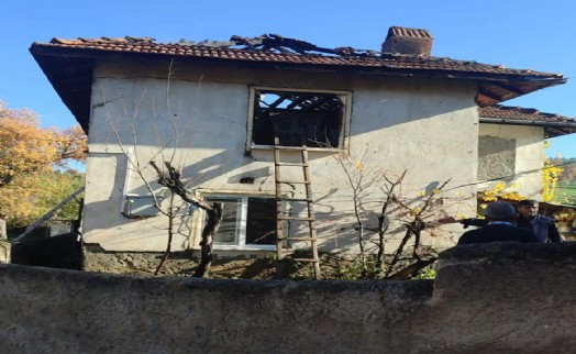 Ahşap evde çıkan yangını itfaiye söndürdü