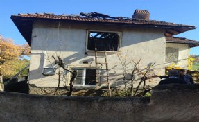 Ahşap evde çıkan yangını itfaiye söndürdü