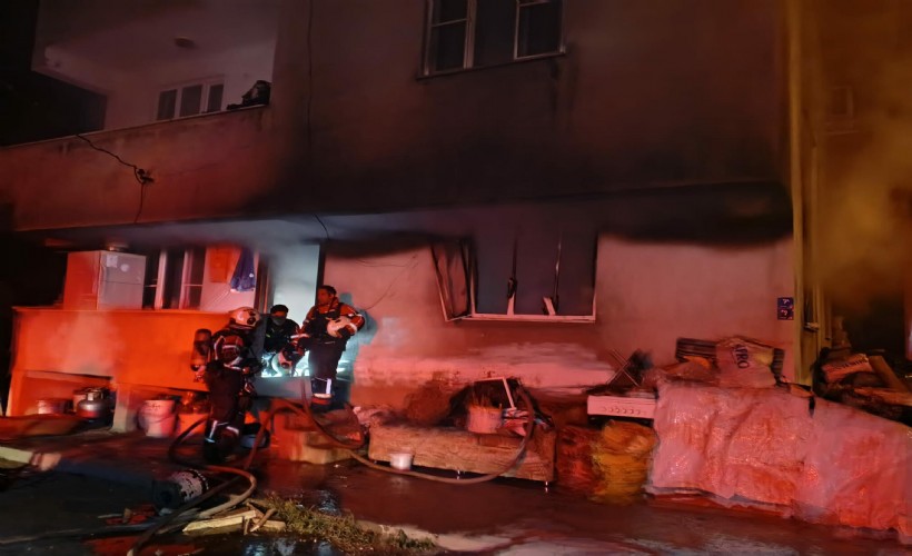 Aydın'da 2 katlı evde yangın; 3 kişi dumandan etkilendi