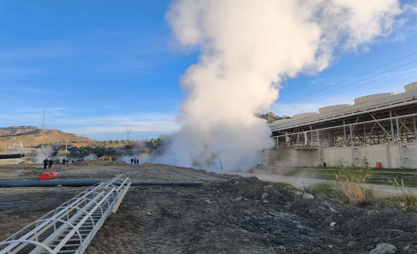 Aydın'da sıcak su boru hattı patladı; yol trafiğe kapandı