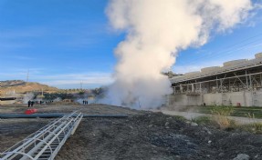 Aydın'da sıcak su boru hattı patladı; yol trafiğe kapandı