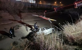 Aydın’da otomobil su kanalına devrildi: 2 yaralı