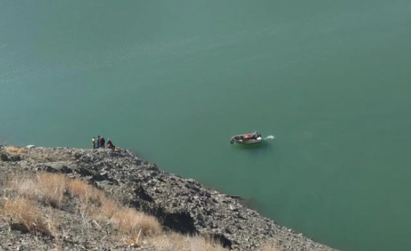 Baraja uçan araçtaki 3 kişiden 2'si öldü biri kayıp