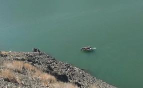 Baraja uçan araçtaki 3 kişiden 2'si öldü biri kayıp