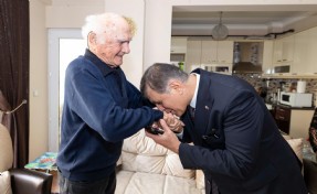 Başkan Tugay lise öğretmenini ziyaret etti