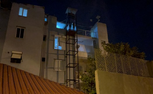 Bayraklı'da kahreden son! Kardeşi için yaptırdığı engelli asansöründen düşerek öldü