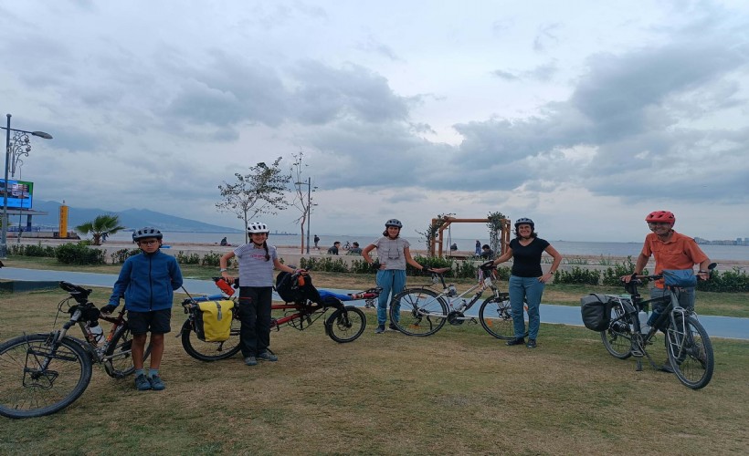 Bisikletle dünya turuna çıkan Fransız aile, İzmir'e ulaştı