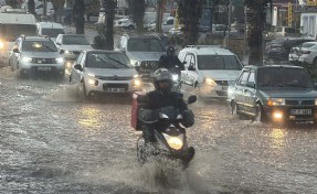 Bodrum'da kuvvetli sağanak yağış; yollar göle döndü!