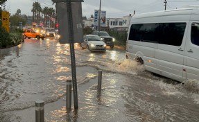 Bodrum'da sağanak; 1 evi su bastı, yollar göle döndü