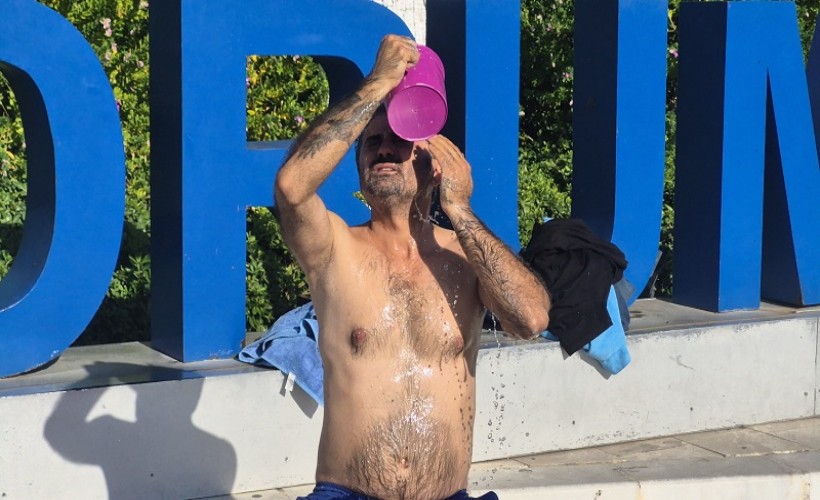 Bodrum’da susuzluğu protesto etmek amacıyla meydanda duş aldı