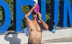 Bodrum’da susuzluğu protesto etmek amacıyla meydanda duş aldı