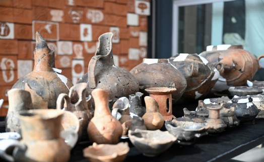 Bornova Yassıtepe’de kadın figürü ve 5 bin yıllık kaplar gün yüzüne çıktı