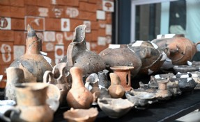 Bornova Yassıtepe’de kadın figürü ve 5 bin yıllık kaplar gün yüzüne çıktı