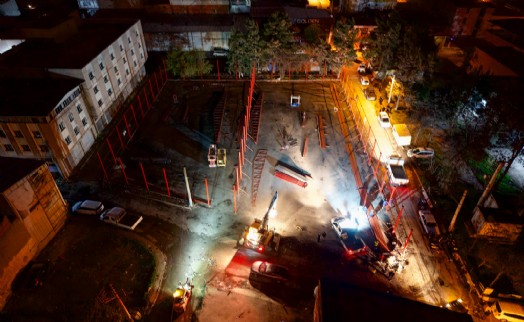 Buca Belediyesi'nden hazine arazisinde kaçak yapıya gece operasyonu