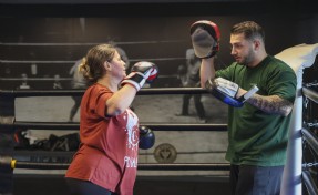 Bucalı kadınlar şiddete karşı kick boks öğreniyor