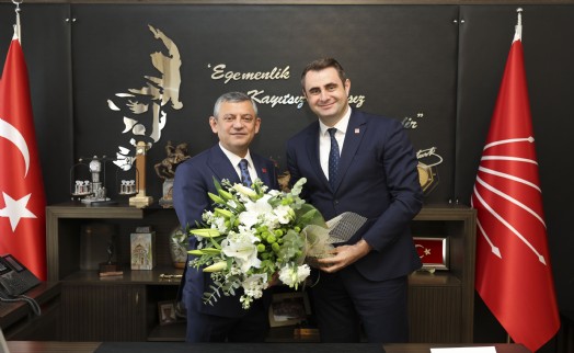 CHP Genel Başkanı Özgür Özel’den İzmir’e gençlik övgüsü