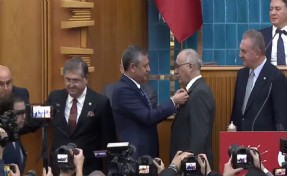 CHP Grup Toplantısı Özgür Özel kürsüde: CHP'ye bir milletvekili katılımı daha!