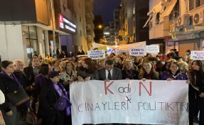 CHP İzmir’in kadınları şiddete karşı sahaya indi; Yürüyüş, açıklama ve oturma eylemi