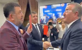 CHP'lilerden 'kırmızı kartlı' protesto: Bakan Bak'tan 'VAR'dan döner' yanıtı!