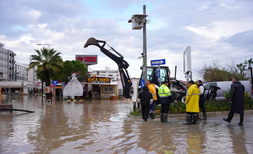 Çeşme Belediyesinden olağanüstü yağışa olağanüstü müdahale