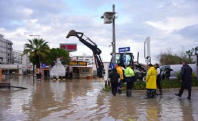 Çeşme Belediyesinden olağanüstü yağışa olağanüstü müdahale