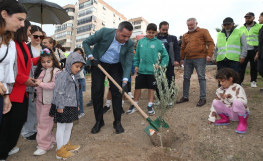 Çiğli’de 400 fidan toprakla buluştu!