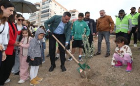 Çiğli’de 400 fidan toprakla buluştu!