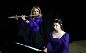 Defne prematüre doğduğu hastanede doktoruyla sahne aldı