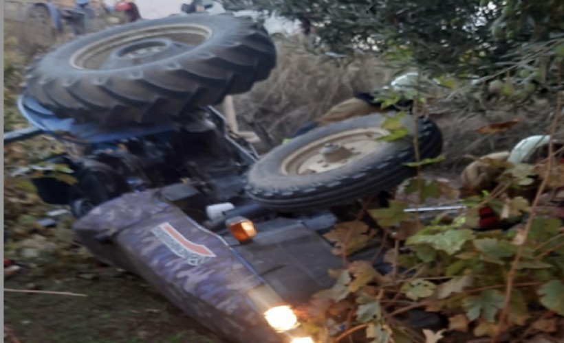 Devrilen traktörün altında kalan emekli öğretmen, hayatını kaybetti