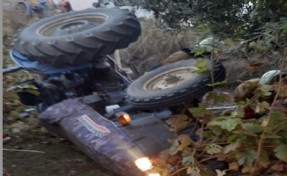 Devrilen traktörün altında kalan emekli öğretmen, hayatını kaybetti